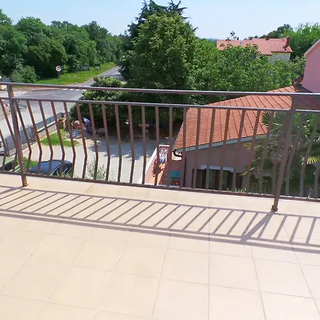 Apartment Cintya *